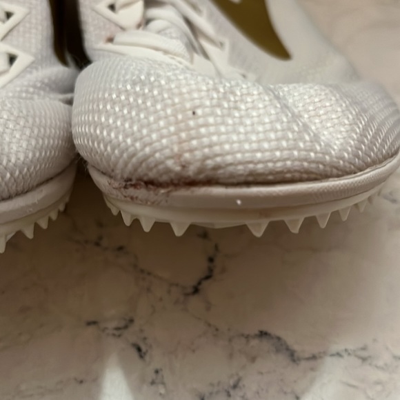 Brooks Wire v5 Track Spike Running Shoes, White/Gold - Picture 9 of 9